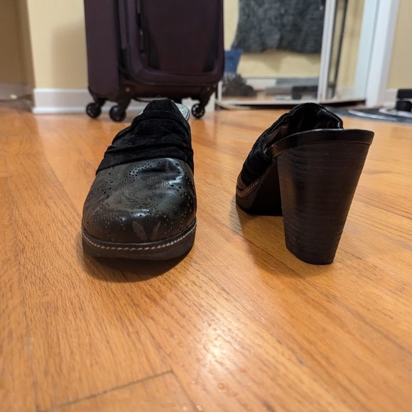 BareTraps leather clogs with suede and floral accents size 9.5 - Picture 3 of 6